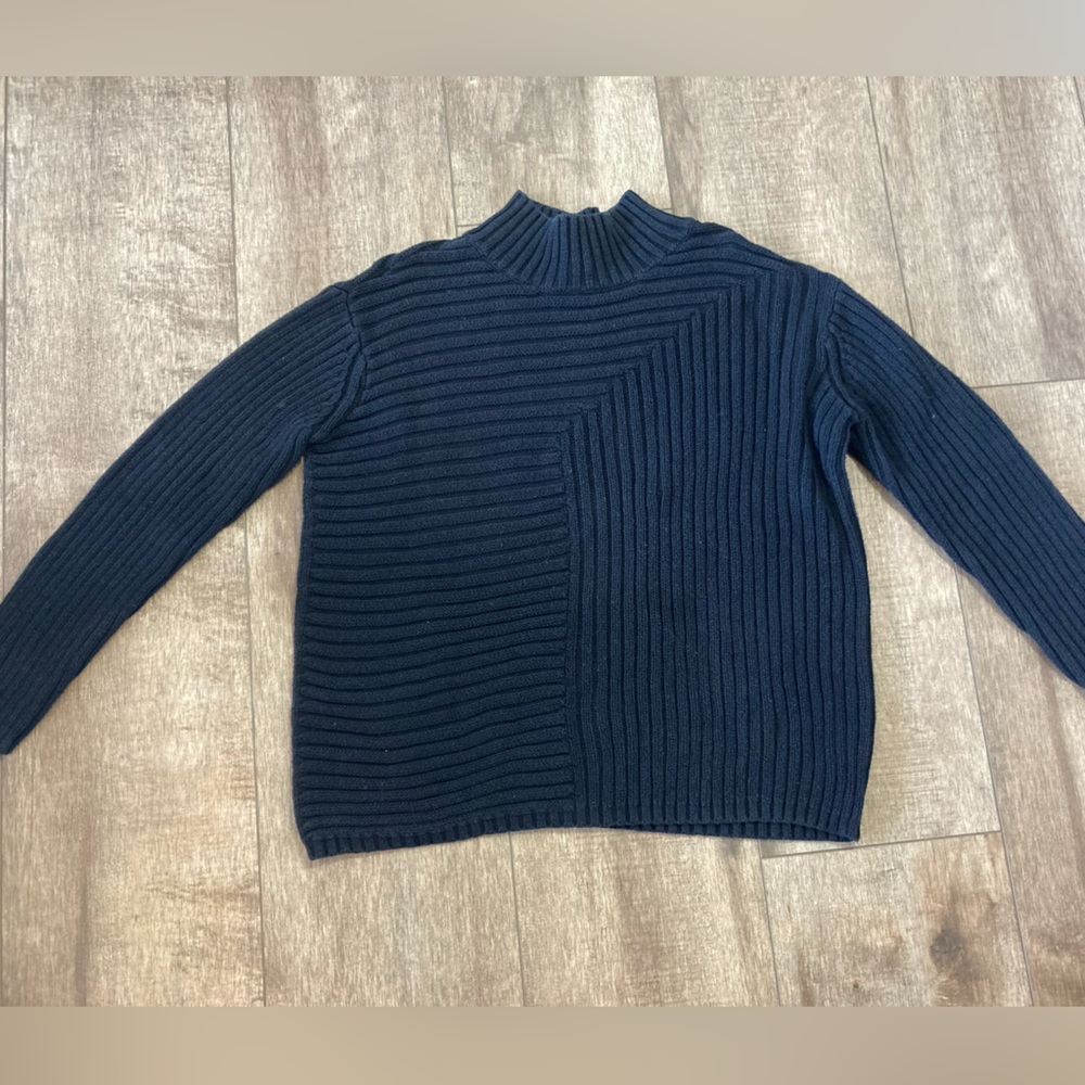 Vince Camuto women’s M mock Neck Ribbed Sweater